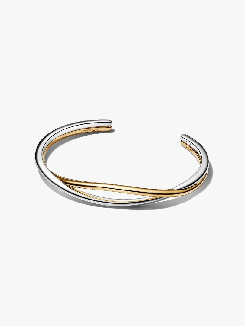 Détail du bracelet sur modèle